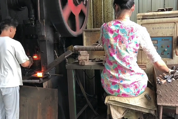 螺紋鋼筋通過超音頻感應加熱設備加熱后 沖床鍛壓成螺母坯型