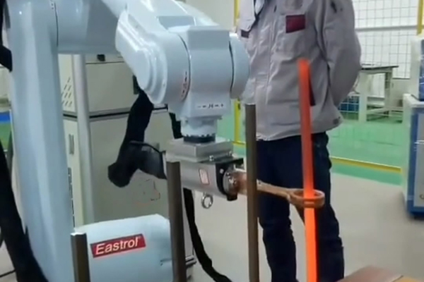手持式感應加熱設備 配合機械手臂實現自動化加熱