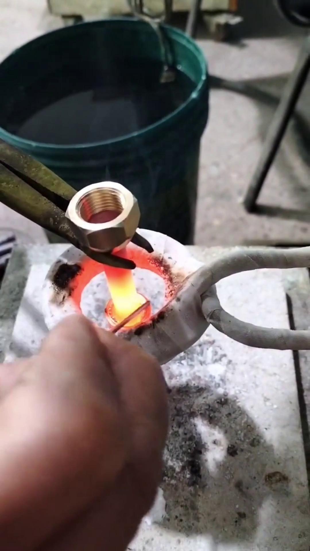 你還在用傳統的火焰焊接銅管嗎 人家都用上感應加熱設備做銅管焊接了