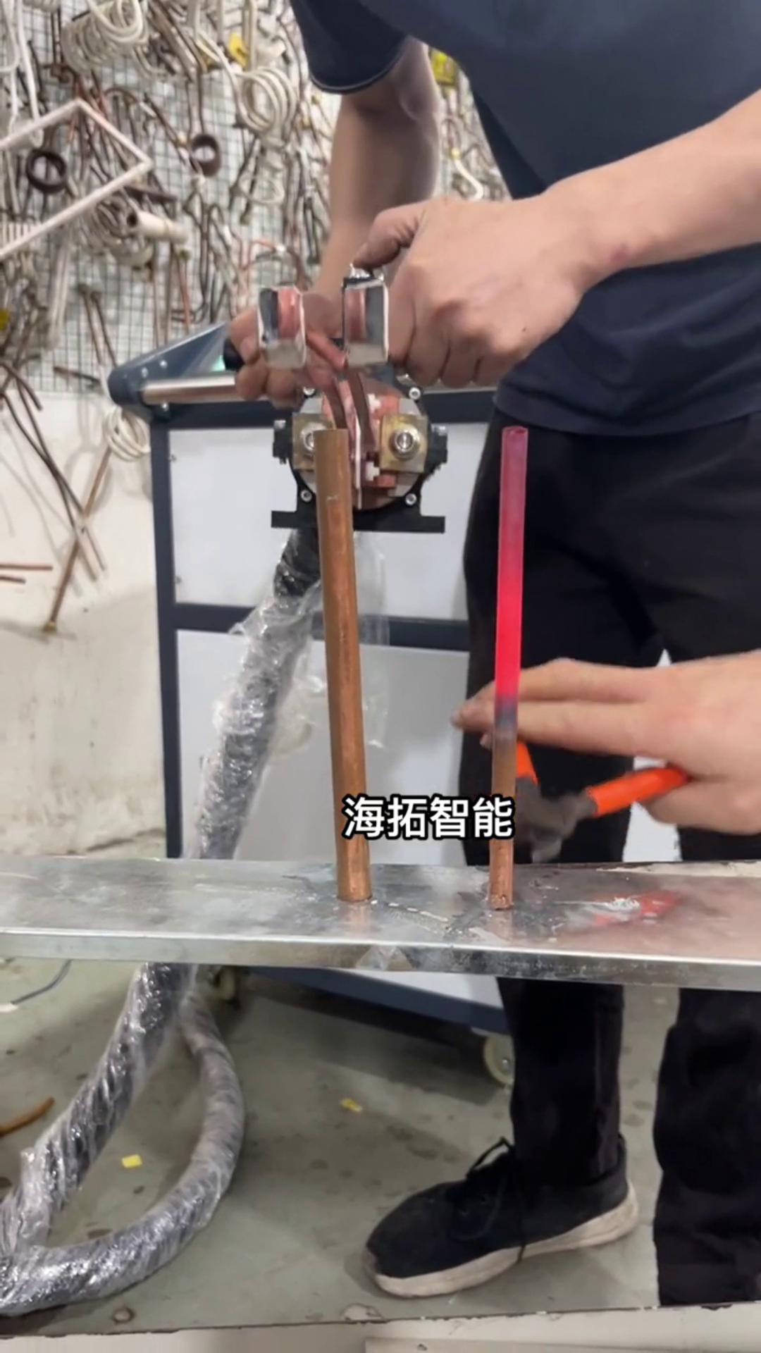 銅管加熱退火有難度嗎？沒有！只要用了海拓智能感應加熱設備，什么淬火退火加熱焊接一切都不是問題。 