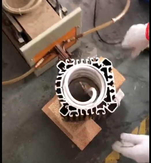 電機熱套是利用高頻機將軸承等零件套裝到電機軸上的工藝，通過高頻電流加熱實現快速裝配