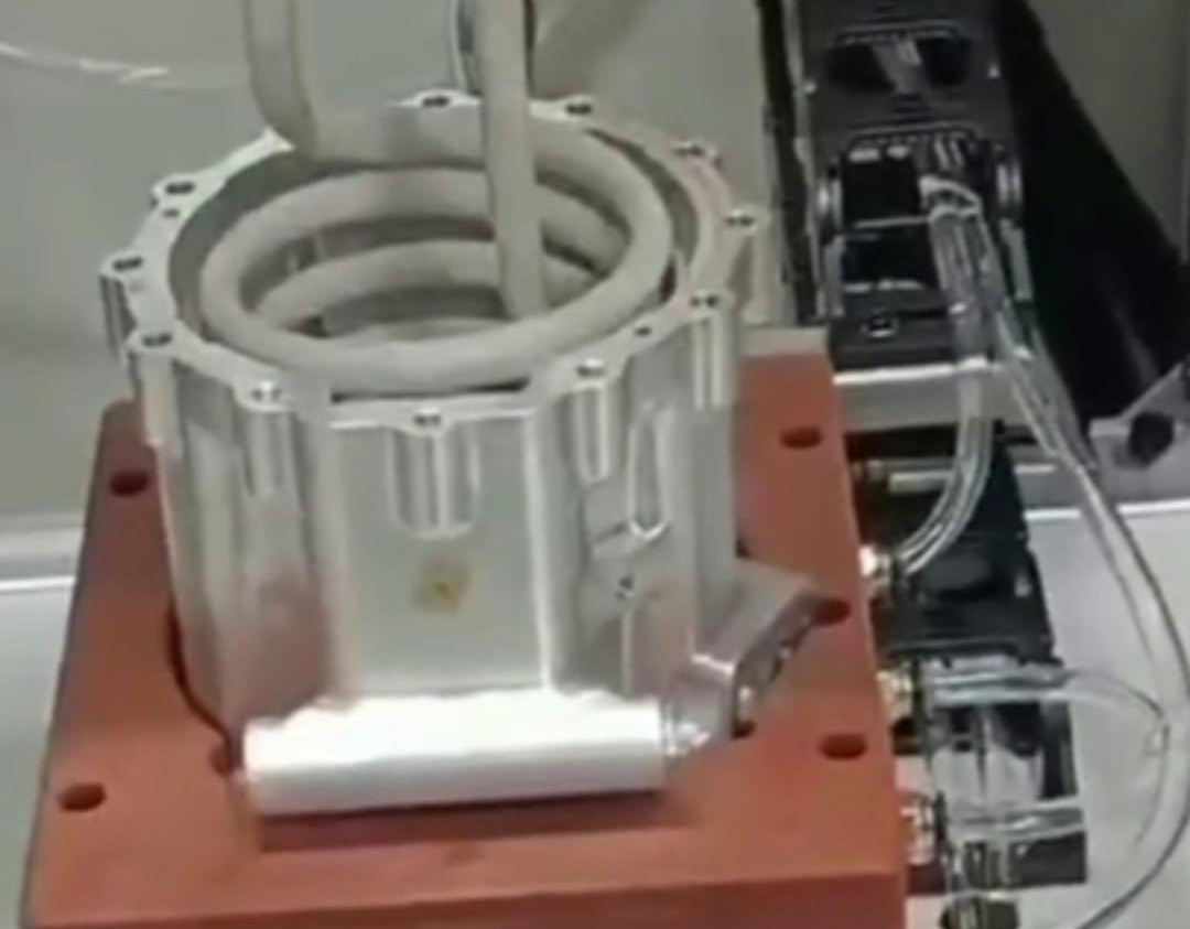 電機(jī)轉(zhuǎn)子高頻加熱熱裝配是一種利用高頻電磁振蕩產(chǎn)生量能加熱，從而實(shí)現(xiàn)精準(zhǔn)零部件配合的工藝