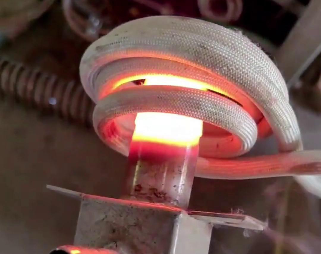 手持式高頻機(jī)加熱不銹鋼管是一種高效、精確的加熱方法