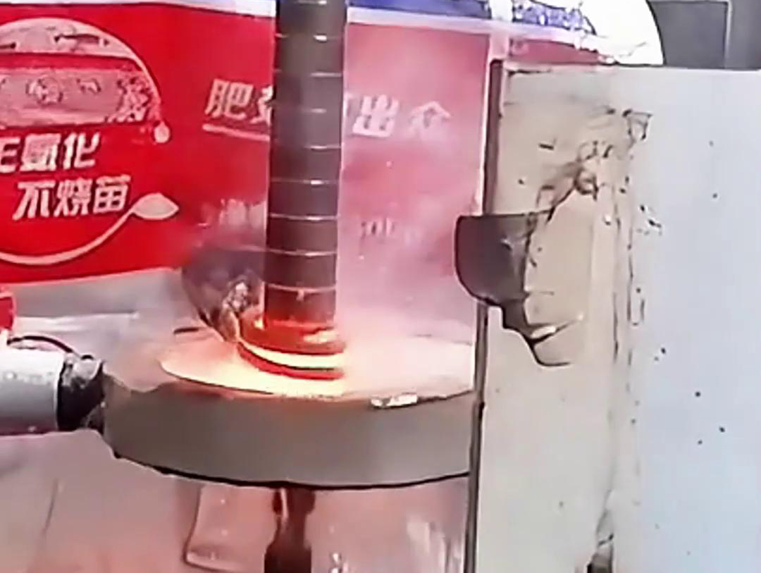 自動化軸類高頻淬火機床是一種用于軸類零件表面淬火處理的設備