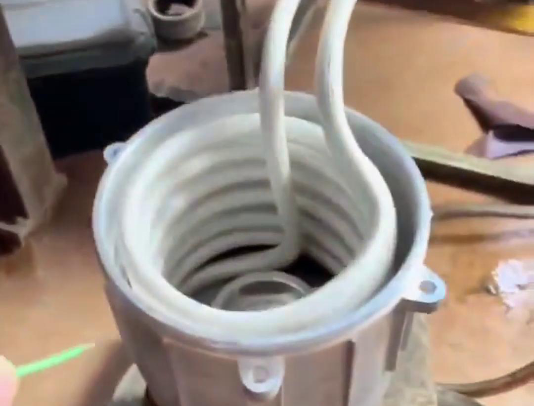 在電機裝配中，使用高中頻感應加熱設備進行軸套或軸承的熱裝確實是一種常見的裝配方法