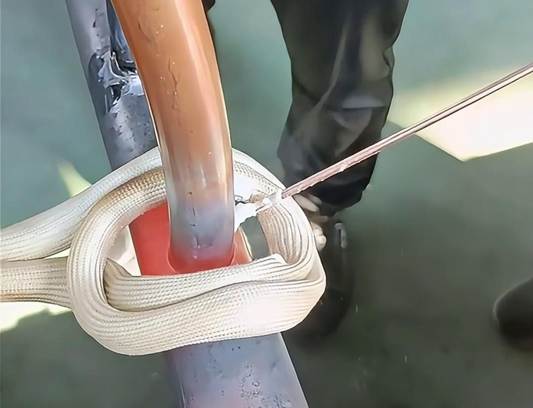 使用高頻焊機進行銅管焊接，可以大大提高工作效率