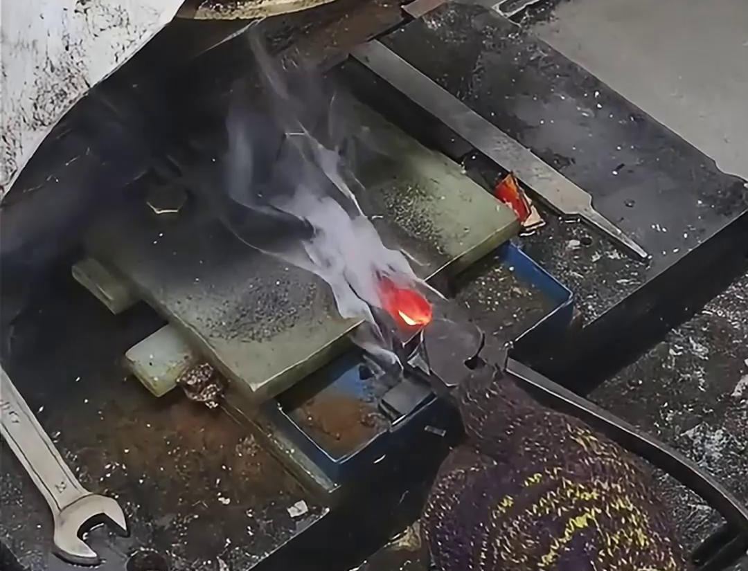 老虎鉗口淬火就是使用高頻淬火機快速加熱，并在短時間內將其冷卻