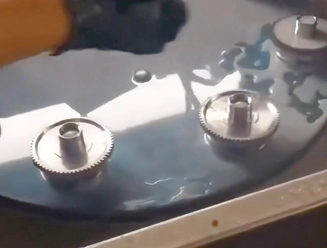 多工位齒輪淬火機床可以同時對多個齒輪進(jìn)行淬火處理，提高生產(chǎn)效率
