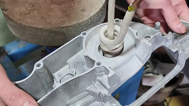鋁殼使用高頻加熱機(jī)加熱內(nèi)孔，然后軸承熱裝配