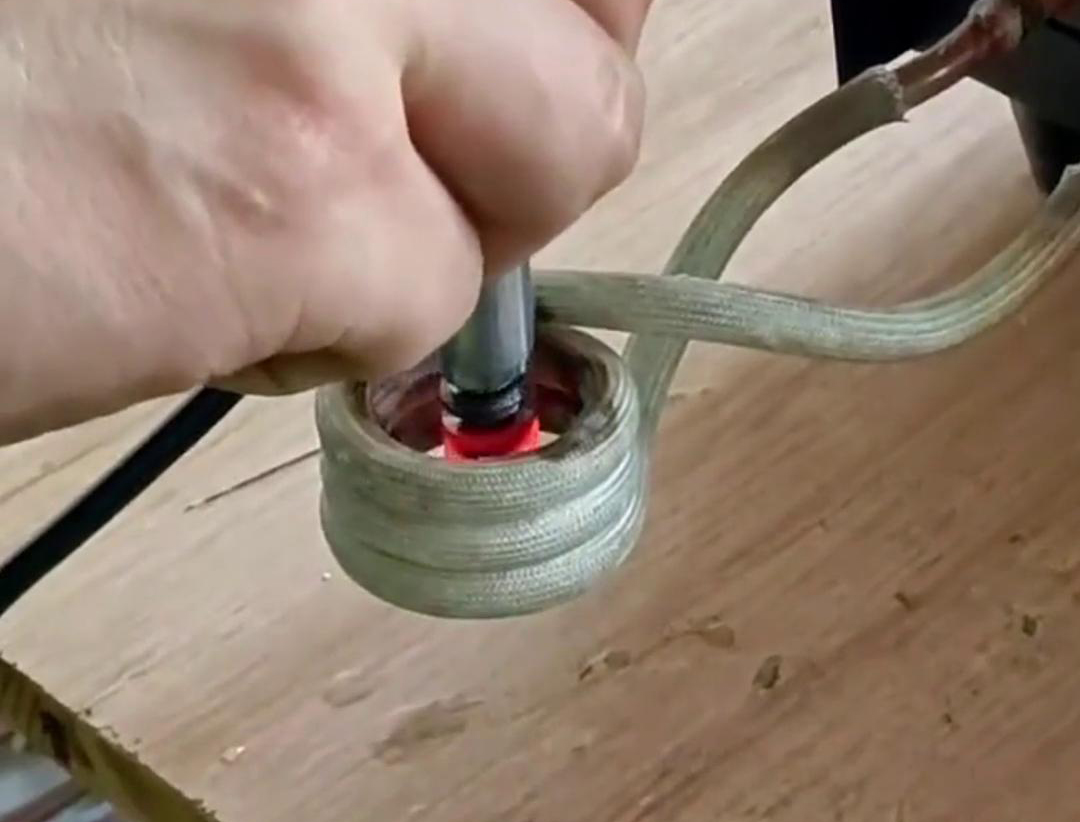 使用高頻淬火機(jī)對直徑15mm的小軸進(jìn)行淬火熱處理
