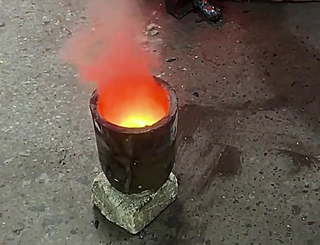 海拓小型中頻熔煉爐助力黃金礦粉熔煉測試(圖1)