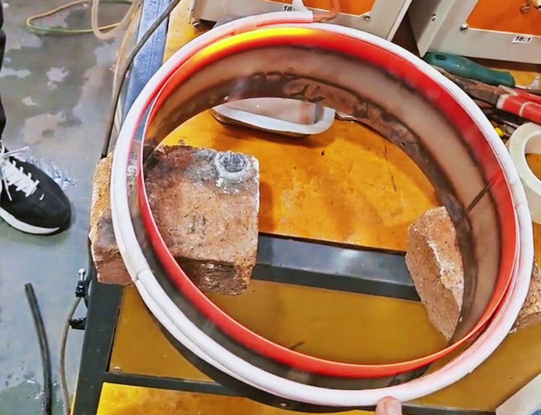高頻加熱機對不銹鋼鋼管進行加熱退火，為熱壓翻邊做準備