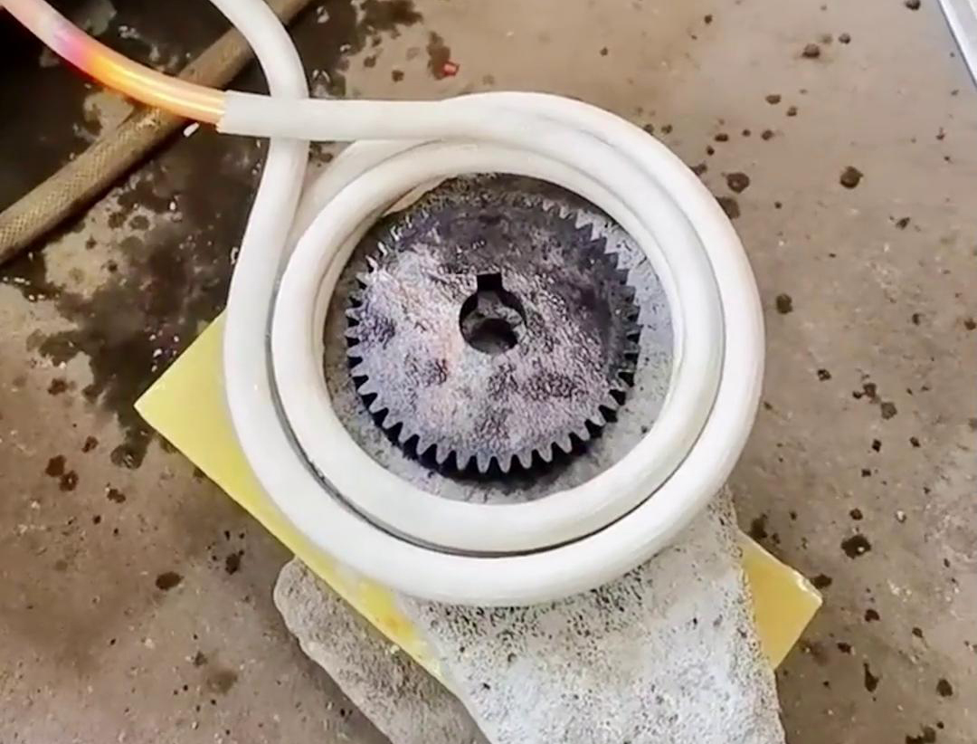 高頻淬火設(shè)備能夠使齒輪的齒根和齒面溫度升高，而心部保持原狀