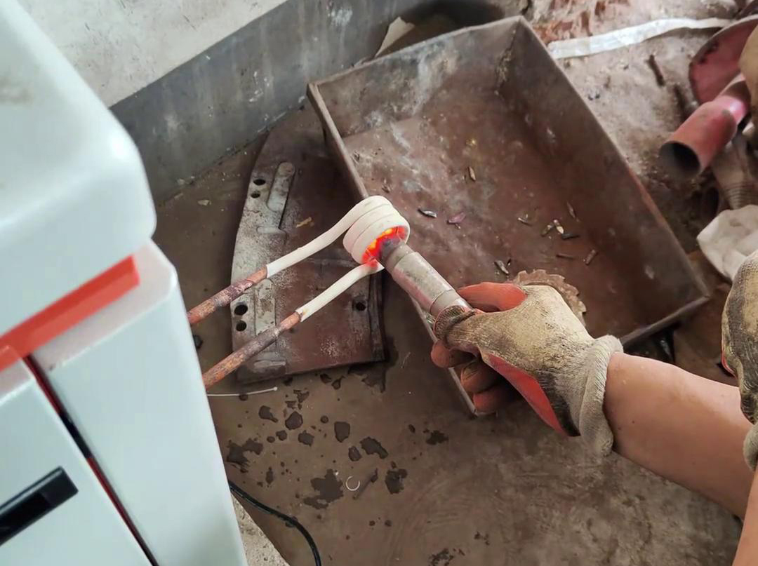這是高頻加熱機，專門用來鎢鋼合金熱拆解的