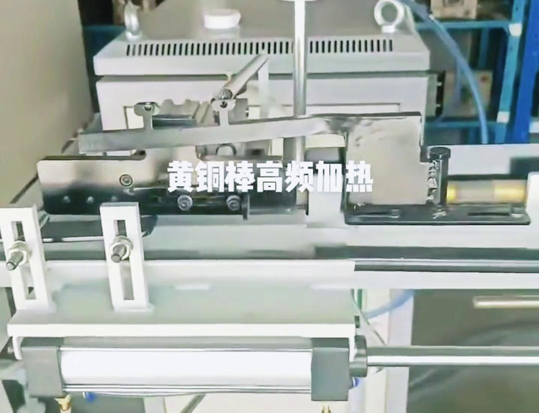 自動化送料機把一根根的黃銅棒送到鍛造加熱爐里加熱
