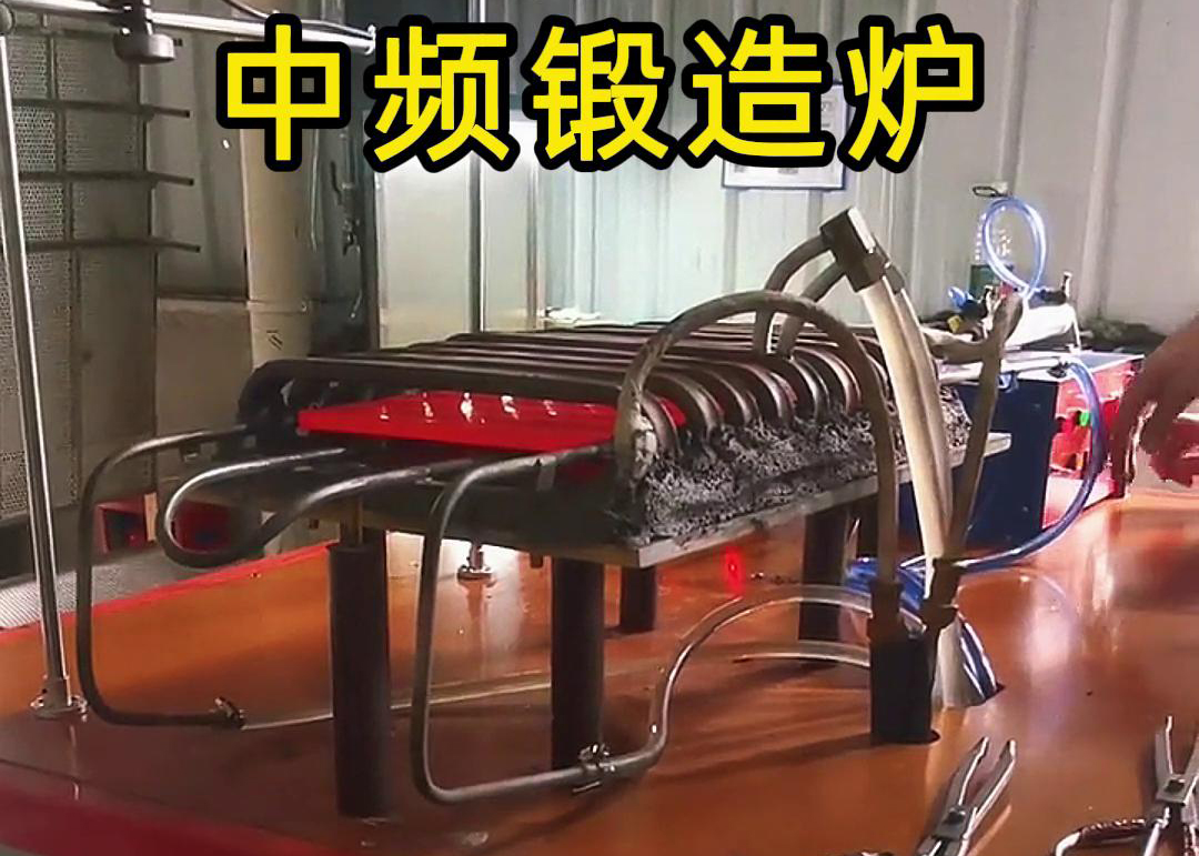 中頻銅板鍛造加熱爐，采用感應加熱技術，配合送料機自動上下料