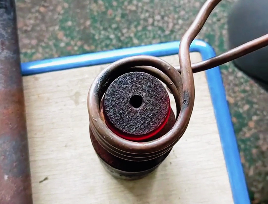 實心棒料加熱實驗，采用了25KW的軟鏈接高頻感應(yīng)加熱設(shè)備進行加熱