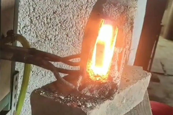 打鐵也要與時俱進，以前燒碳加熱鋼件，現在都用感應加熱設備了