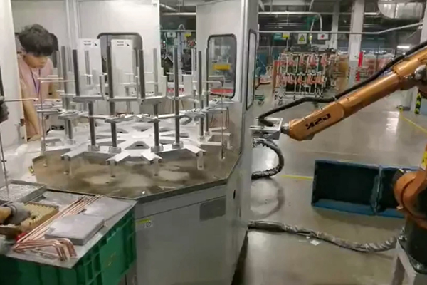 工廠實拍，配備機械手臂的高頻釬焊設備焊接銅管